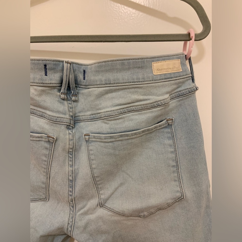 PRELOVED // Abercrombie Light Wash Signature Skinny Jeans